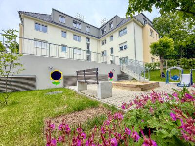 Hausansicht mit Spielplatz