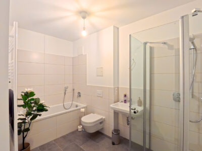 Bad mit Wanne und Dusche 1. DG